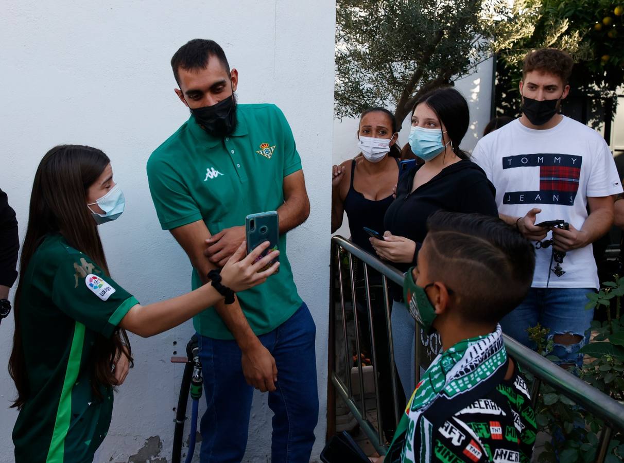 Ofrenda floral del Betis al Gran Poder en la parroquia de la Candelaria, en imágenes