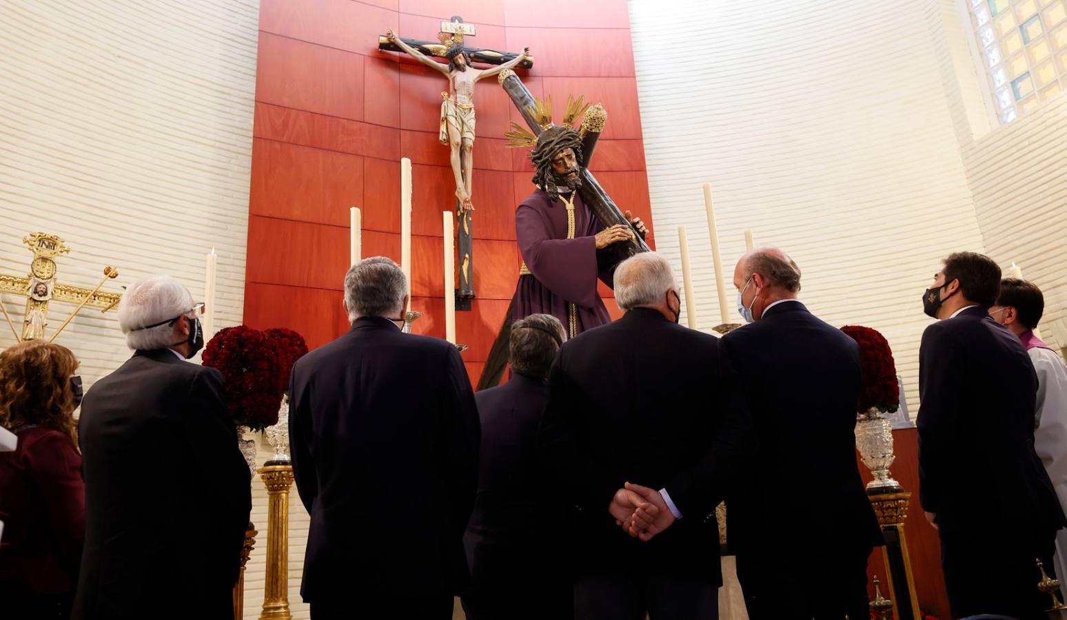 Ofrenda floral del Betis al Gran Poder en la parroquia de la Candelaria, en imágenes