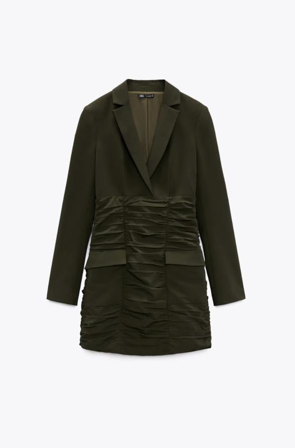 Zara - Vestidos virales para todos los gustos. Vestido blazer con drapeados, de Zara. Un modelo con la parte frontal con formas muy marcadas que contrastan con el bajo, más sinuoso, donde un drapeado contribuye a estilizar la figura. Precio: 49,90€.