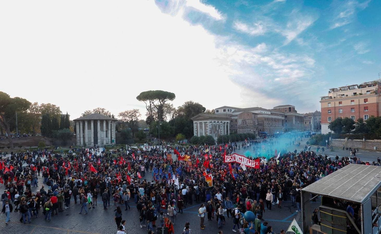 Cientos de personas se manifiestan durante la marcha contra la cumbre del G-20 en Roma. 