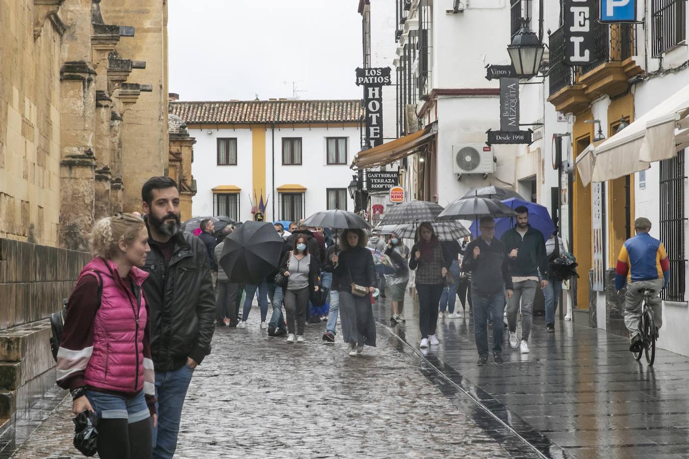 El turismo en el Puente de Todos los Santos en Córdoba, en imágenes