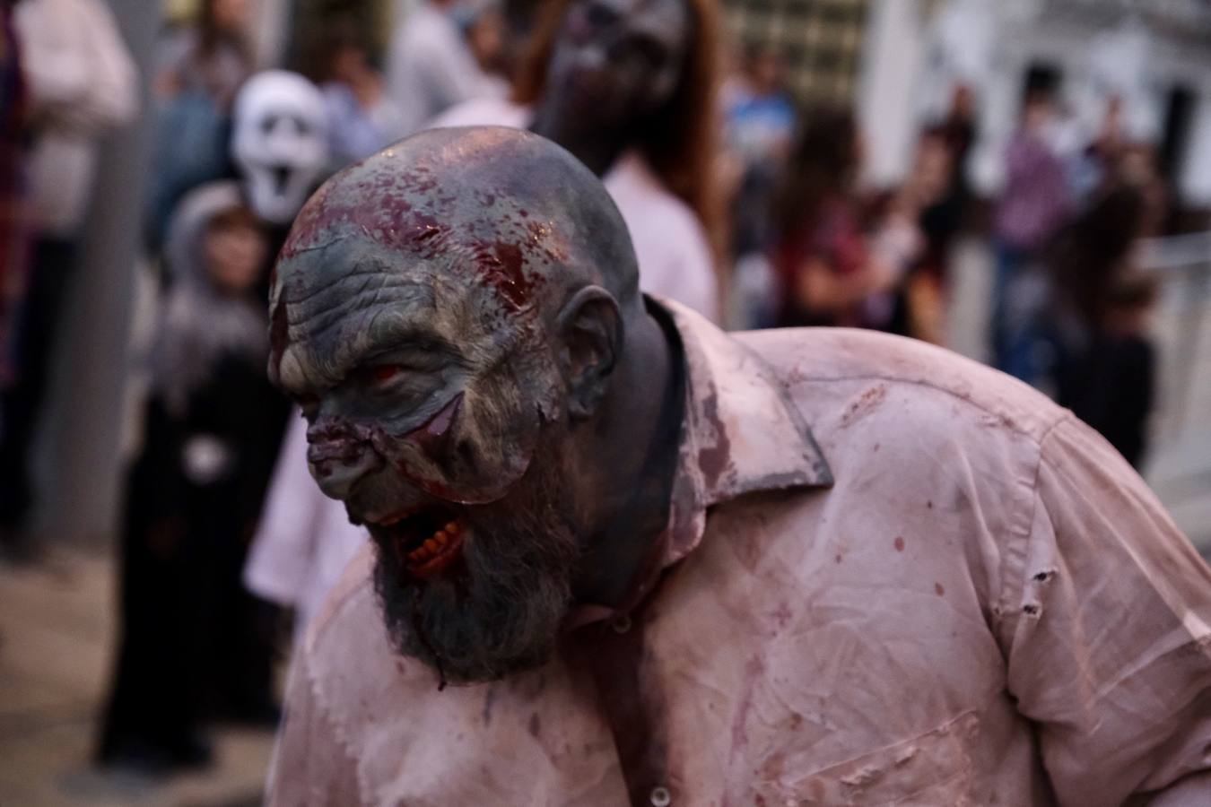 FOTOS: Los zombis siembran el terror en la calle Real de San Fernando