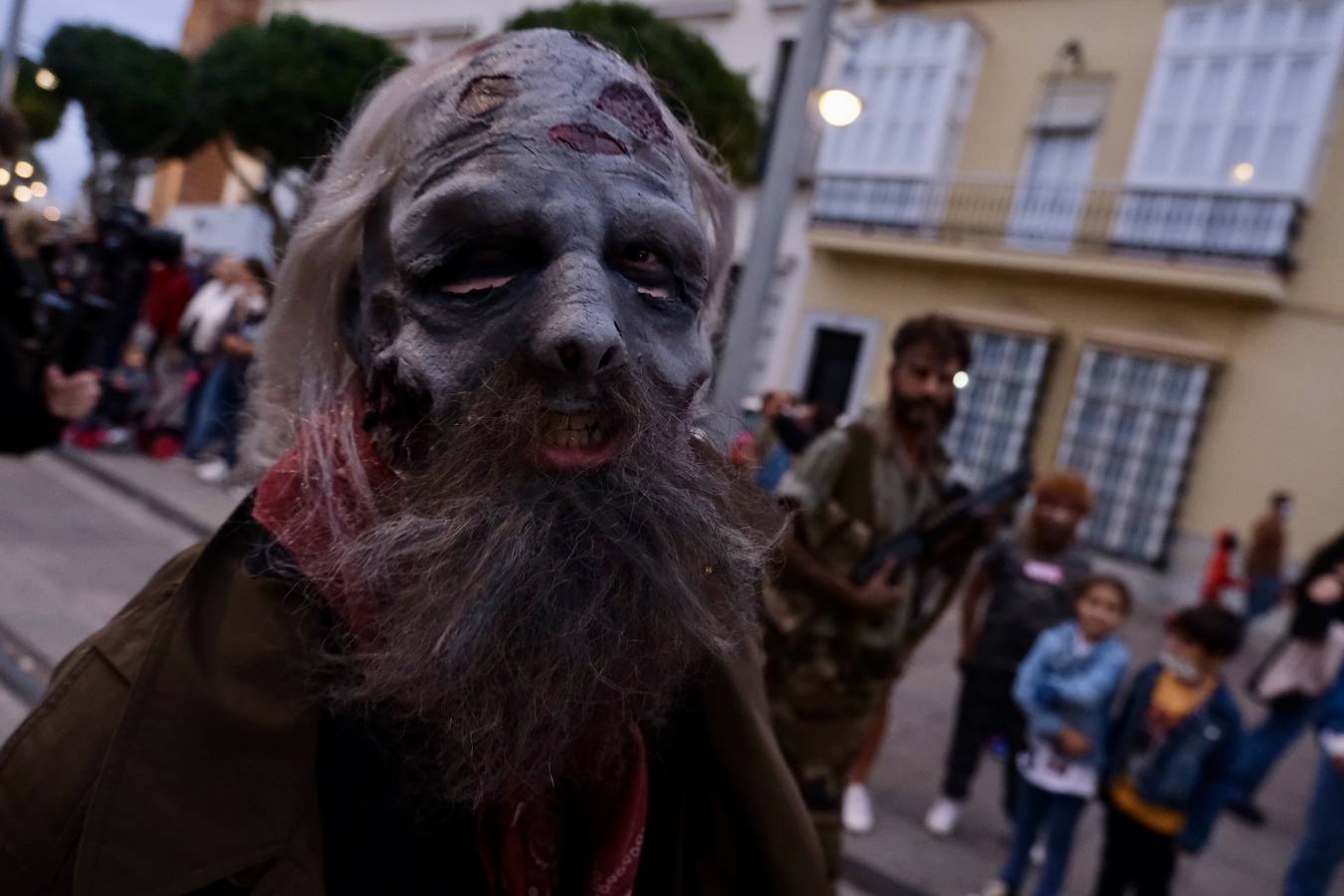 FOTOS: Los zombis siembran el terror en la calle Real de San Fernando