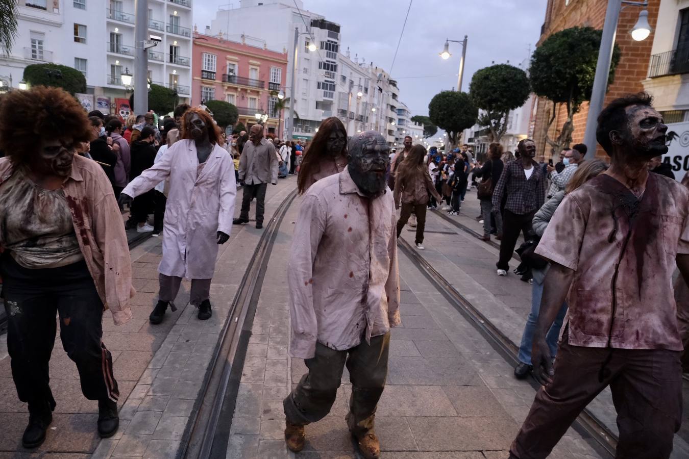 FOTOS: Los zombis siembran el terror en la calle Real de San Fernando