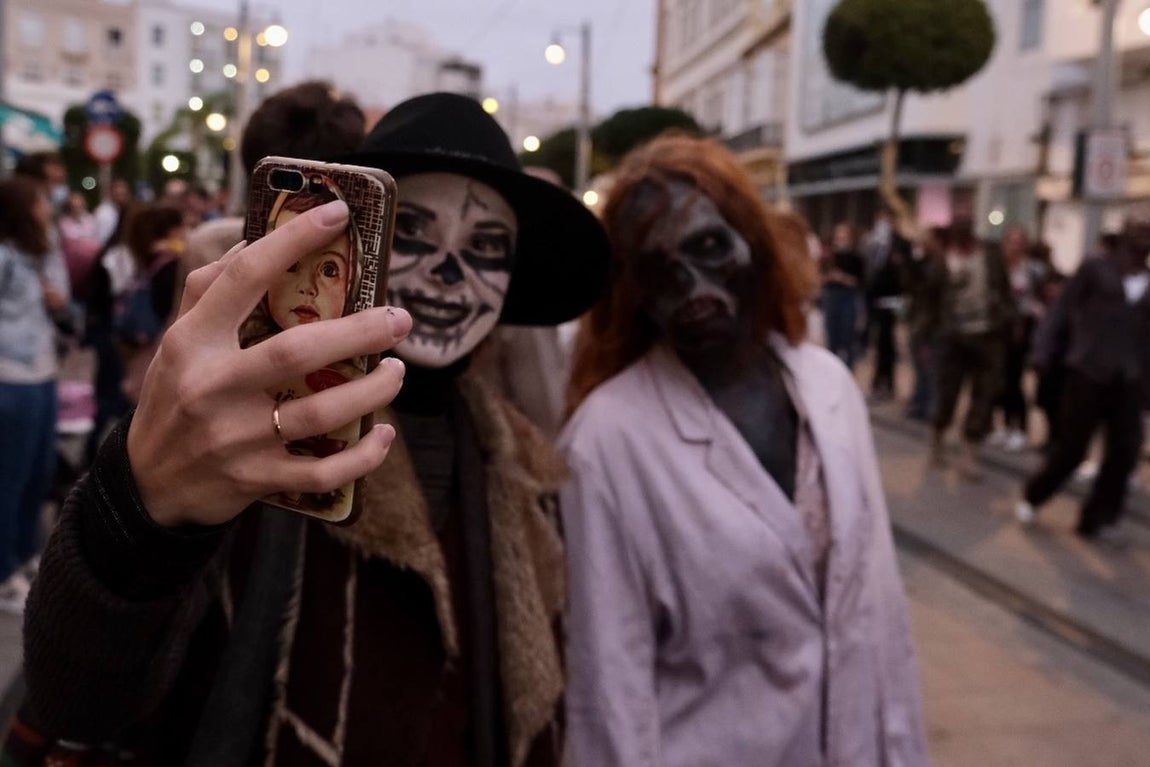 FOTOS: Los zombis siembran el terror en la calle Real de San Fernando
