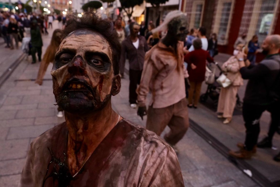 FOTOS: Los zombis siembran el terror en la calle Real de San Fernando