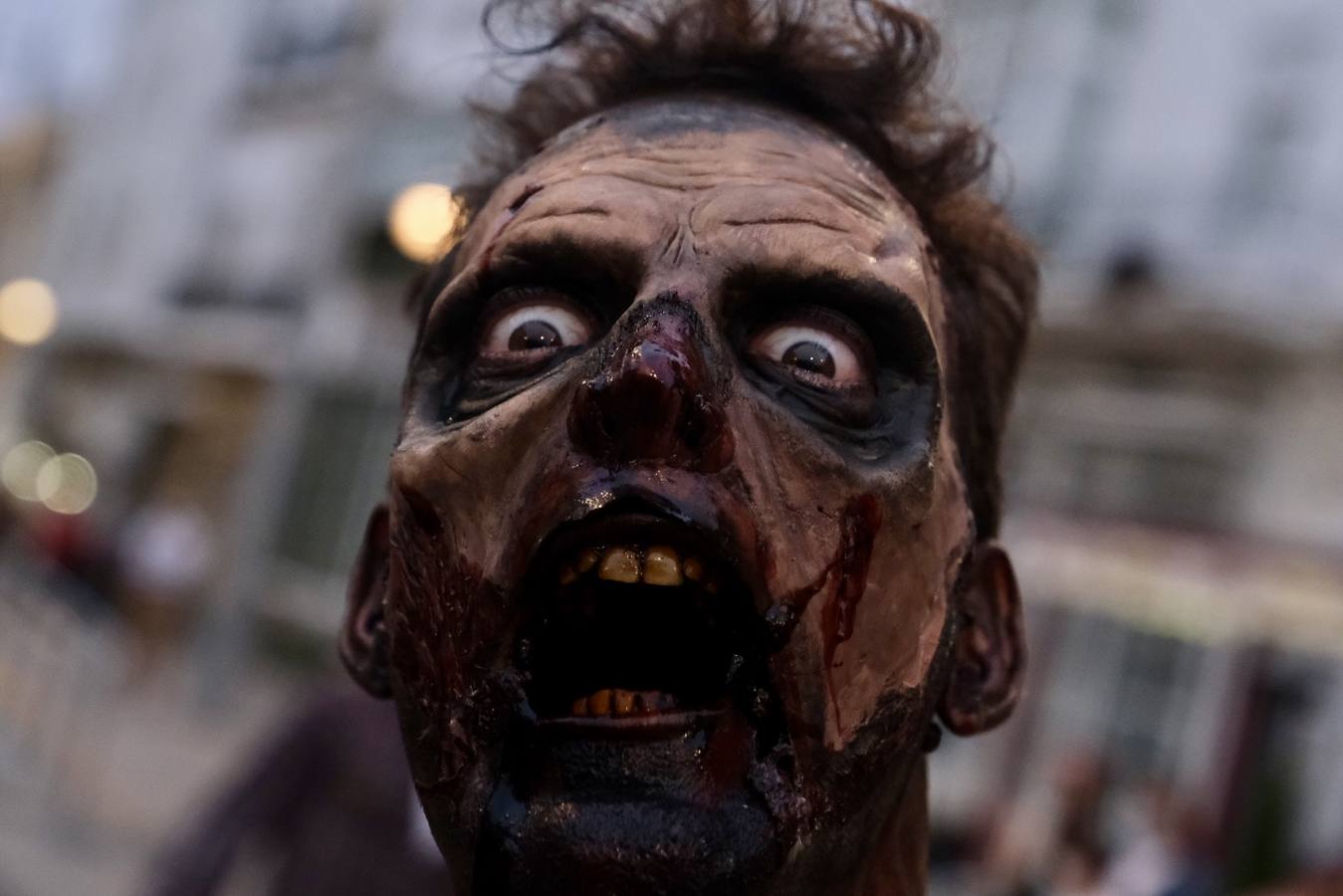 FOTOS: Los zombis siembran el terror en la calle Real de San Fernando