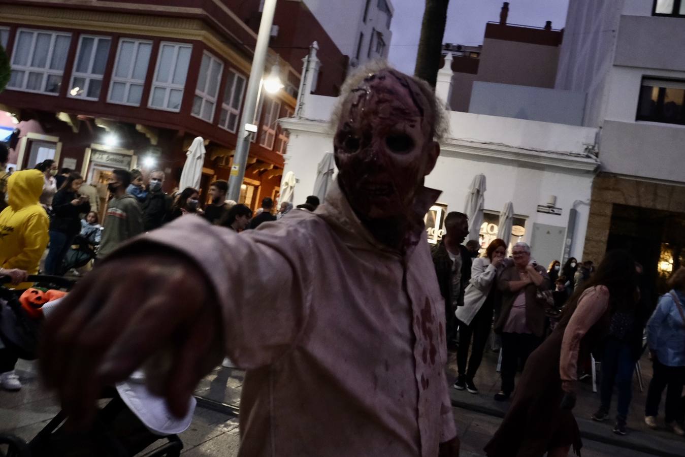 FOTOS: Los zombis siembran el terror en la calle Real de San Fernando