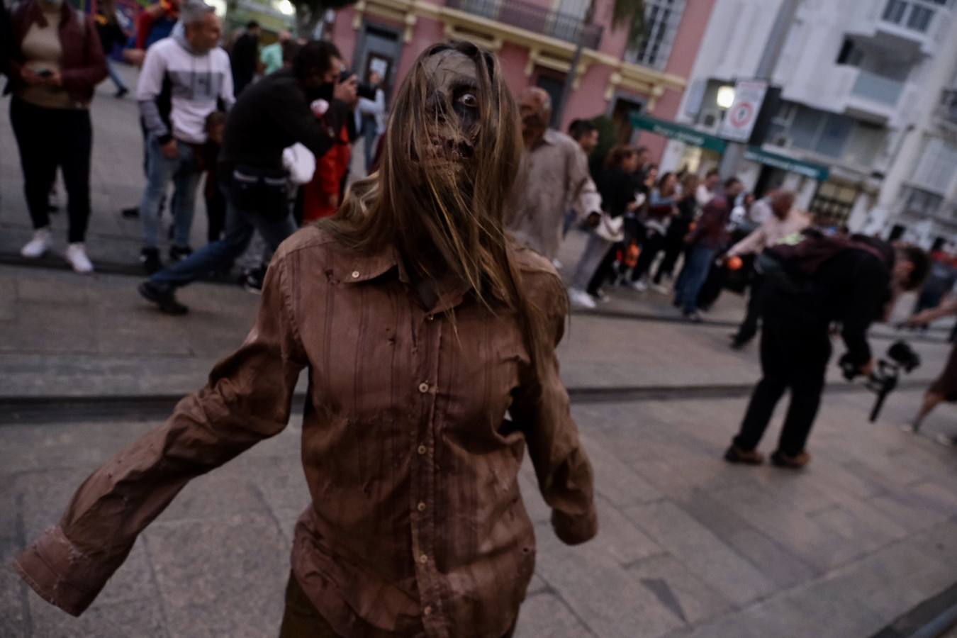 FOTOS: Los zombis siembran el terror en la calle Real de San Fernando