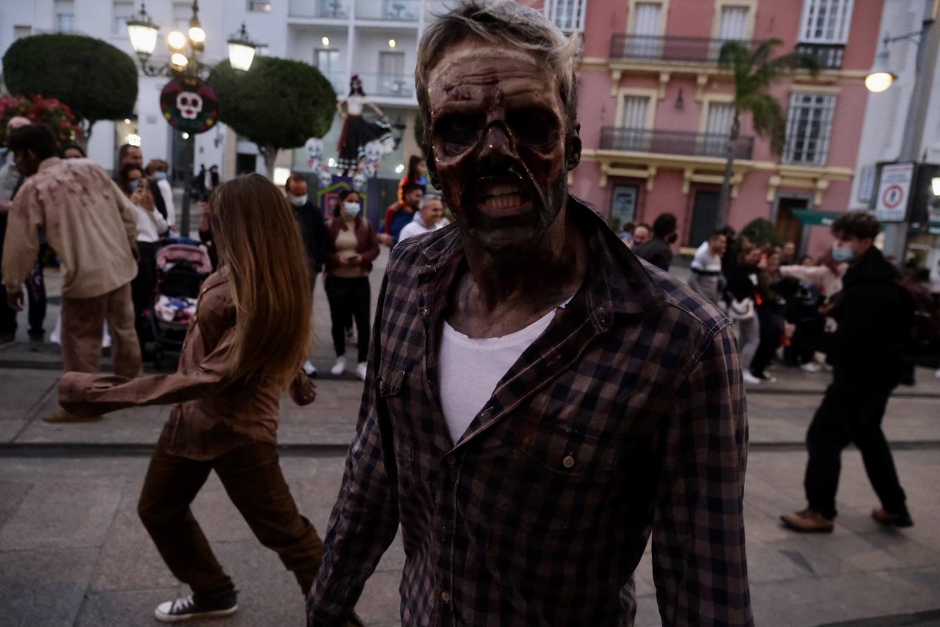 FOTOS: Los zombis siembran el terror en la calle Real de San Fernando