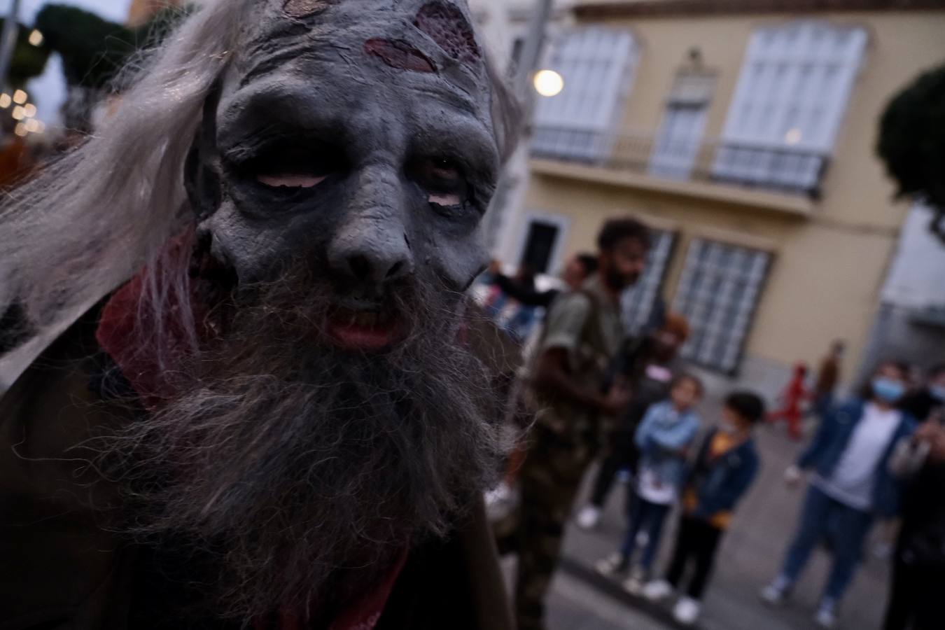 FOTOS: Los zombis siembran el terror en la calle Real de San Fernando