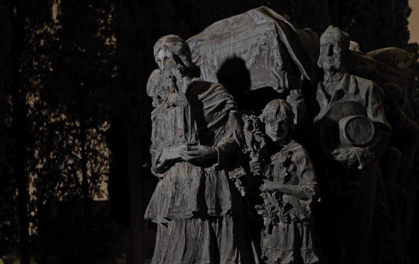 Un paseo, a oscuras, por el cementerio de San Fernando