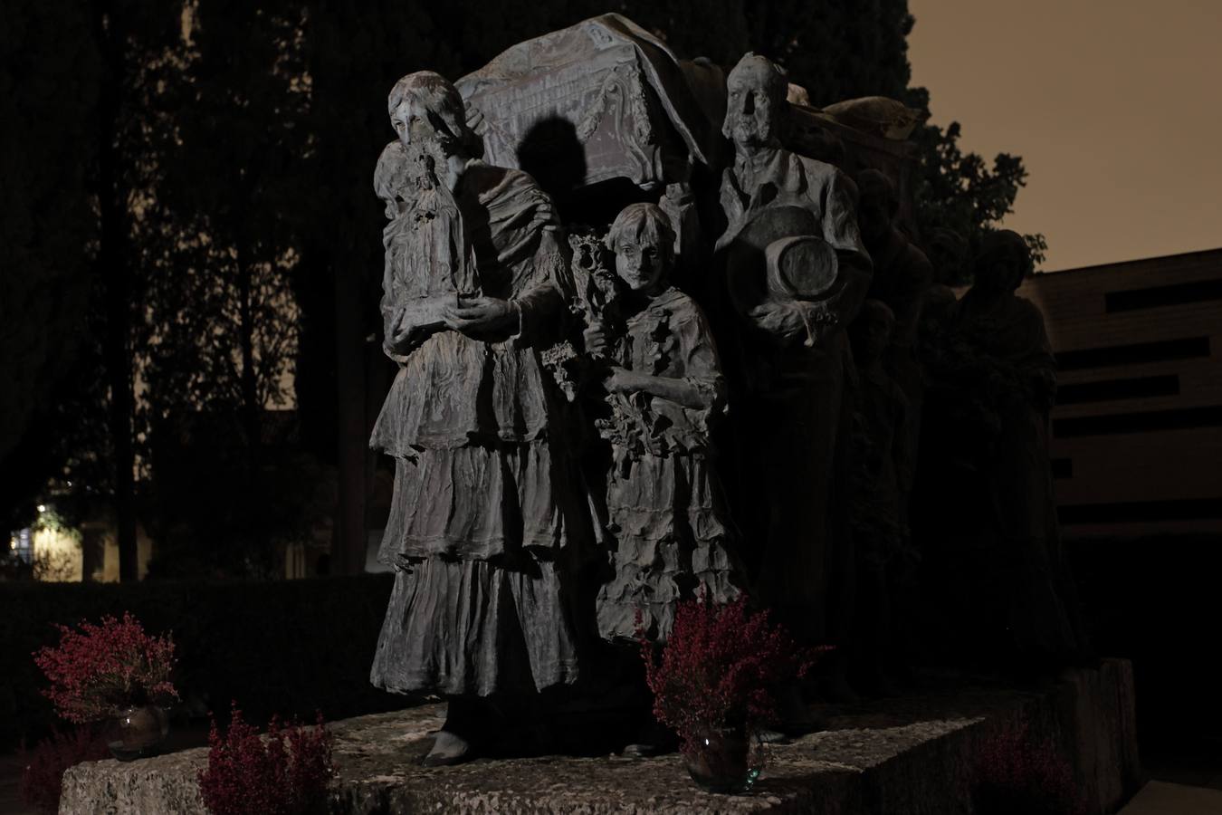 Un paseo, a oscuras, por el cementerio de San Fernando