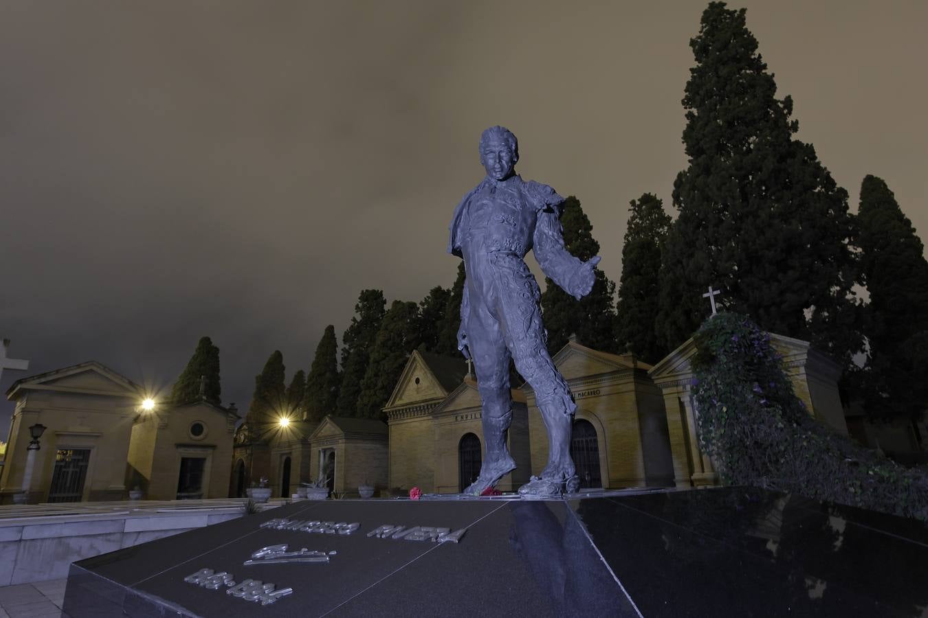 Un paseo, a oscuras, por el cementerio de San Fernando