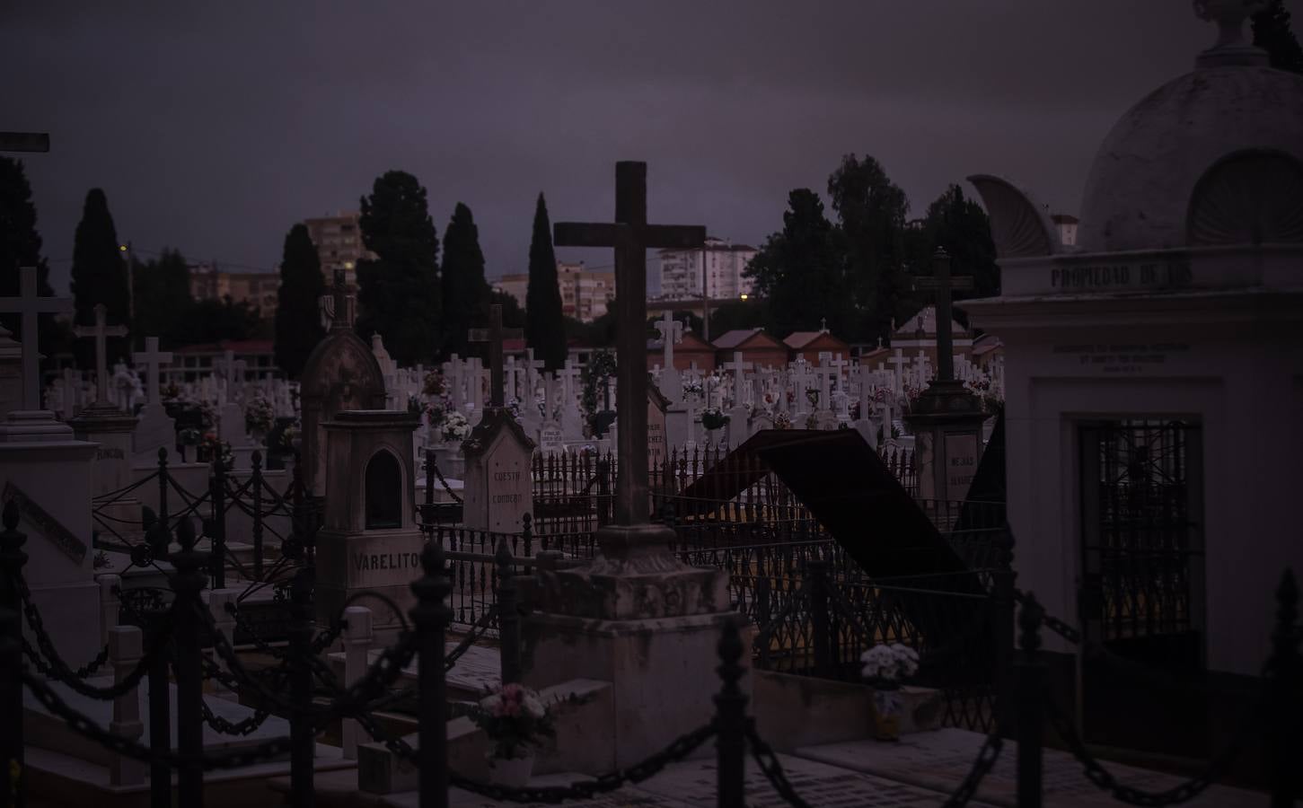 Un paseo, a oscuras, por el cementerio de San Fernando