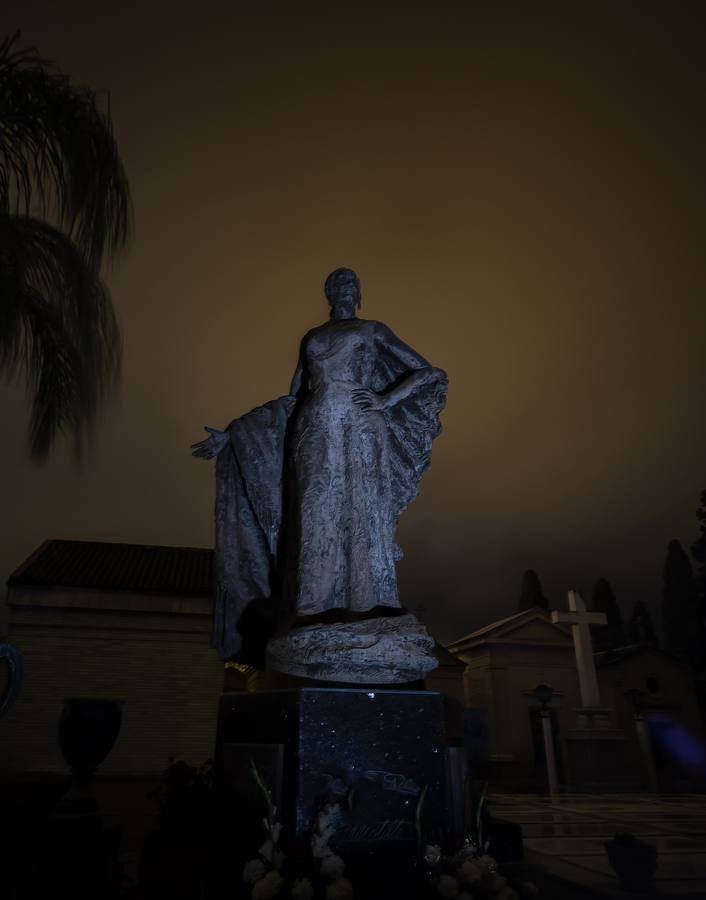 Un paseo, a oscuras, por el cementerio de San Fernando