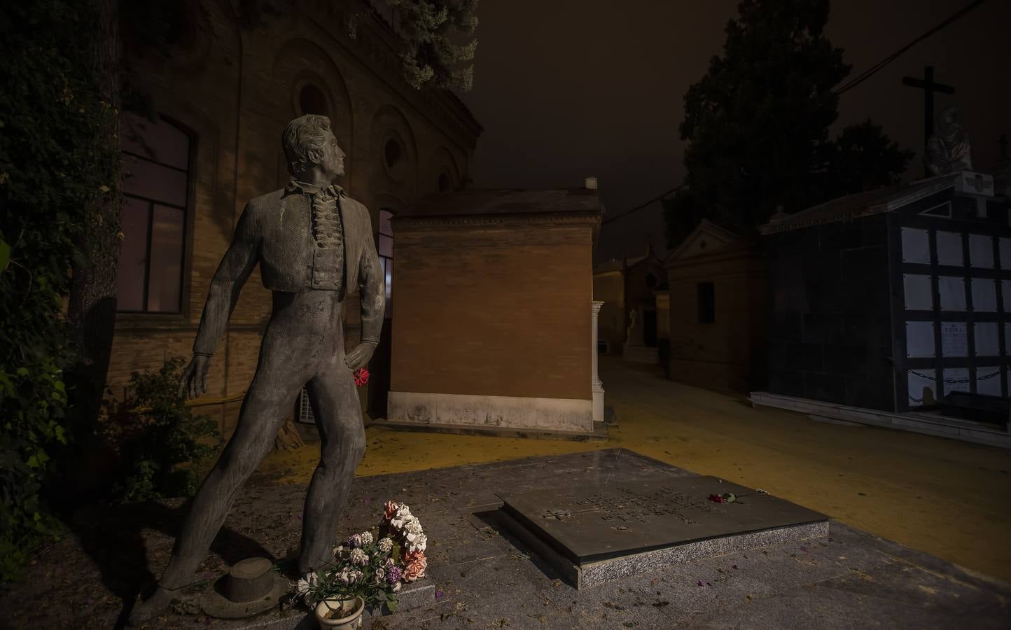 Un paseo, a oscuras, por el cementerio de San Fernando