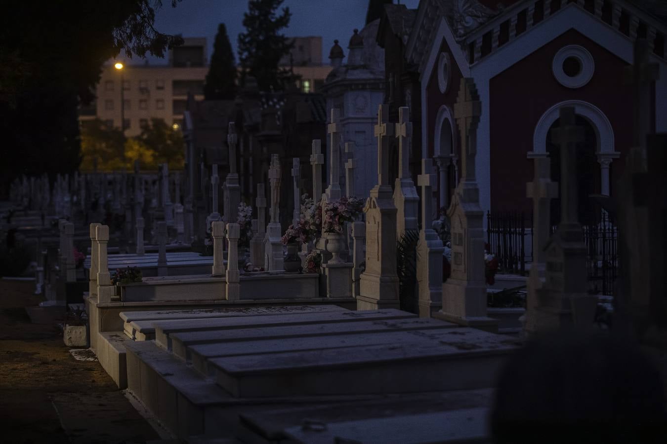 Un paseo, a oscuras, por el cementerio de San Fernando