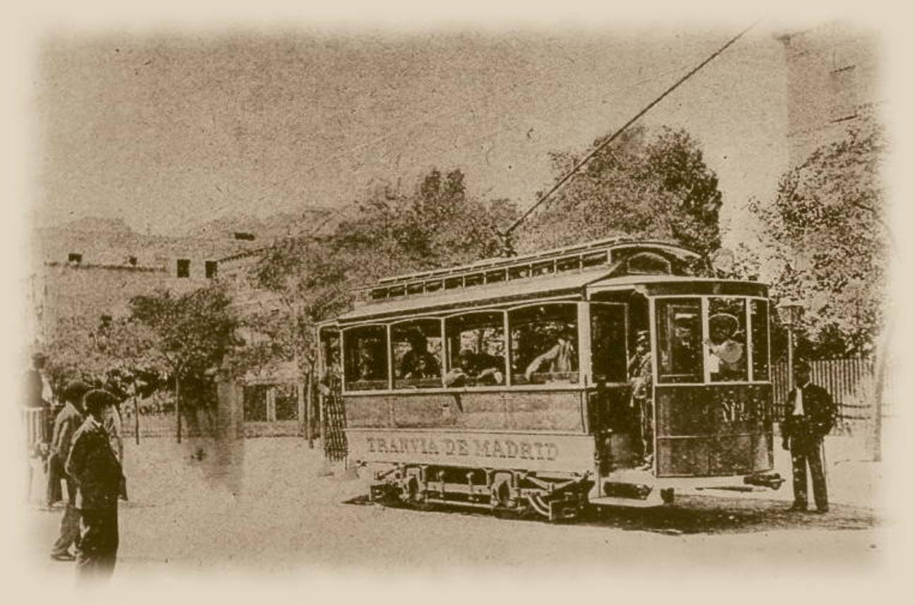 Uno de los primeros tranvías eléctricos circulante por Madrid en 1898. http://www.memoriademadrid.es/. 