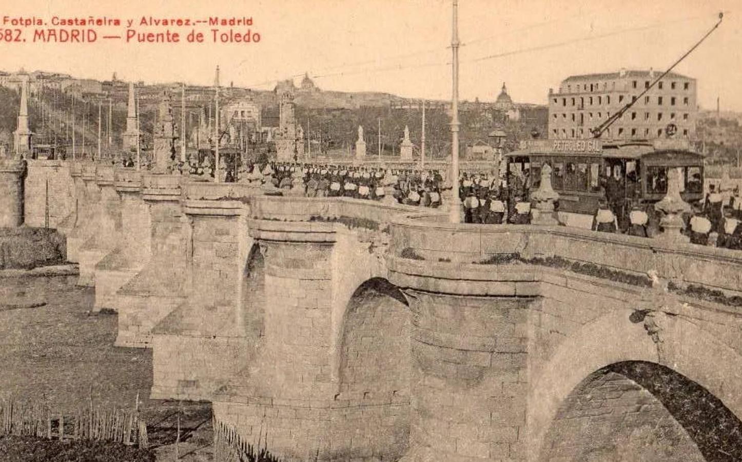 En el madrileño puente de Toledo, sobre el Manzanares, una columna militar marcha junto a las líneas de tranvías eléctricos. Postal editada por Fototipia de Castañeira y Álvarez.. 