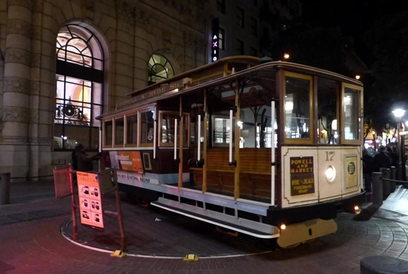 El popular Cable-Car de San Francisco. Tranvía-funicular no eléctrico, creado en 1879. El vagón está asido a un cable subterráneo en movimiento a velocidad constante. El conductor, mediante palancas, puede coger o soltar la tracción. En la imagen la cabecera de la línea 60 en Powell-Market. FOTOGRAFIA RAFAEL DEL CERRO. 