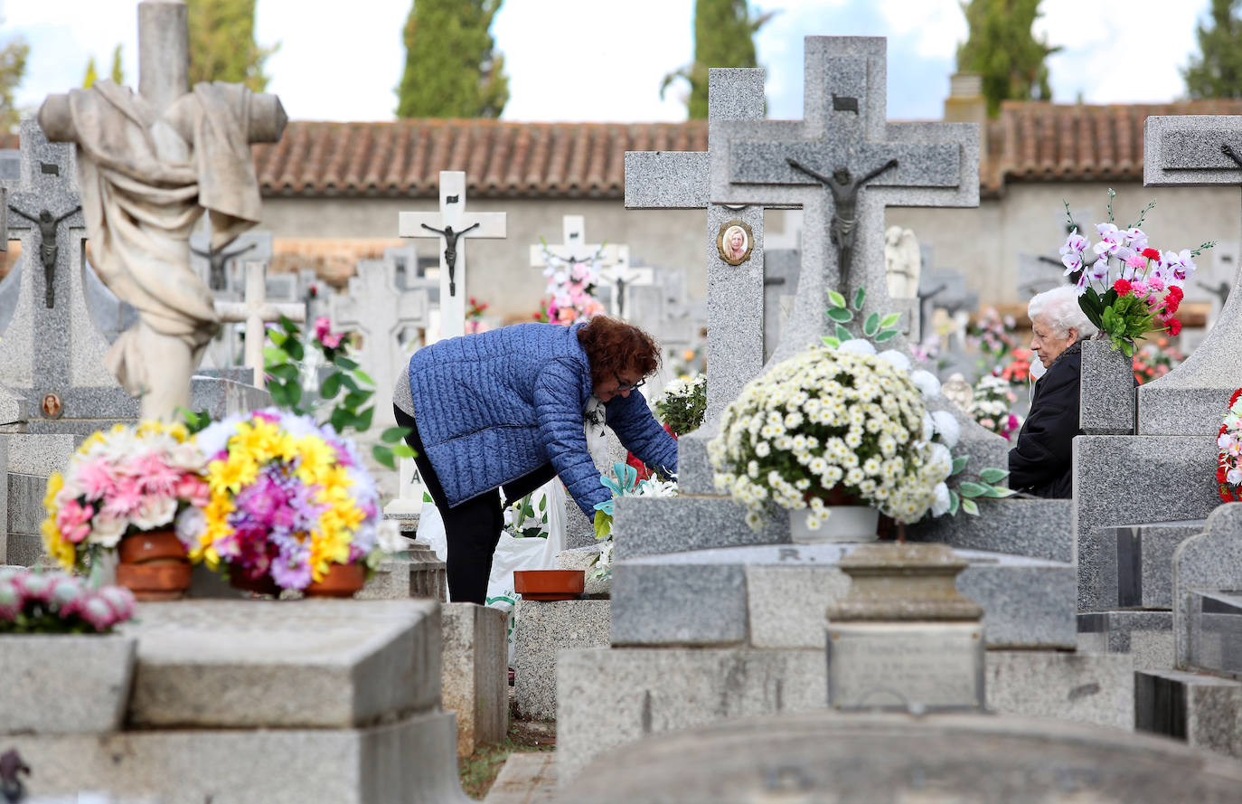 La visita de los toledanos al cementerio, en imágenes