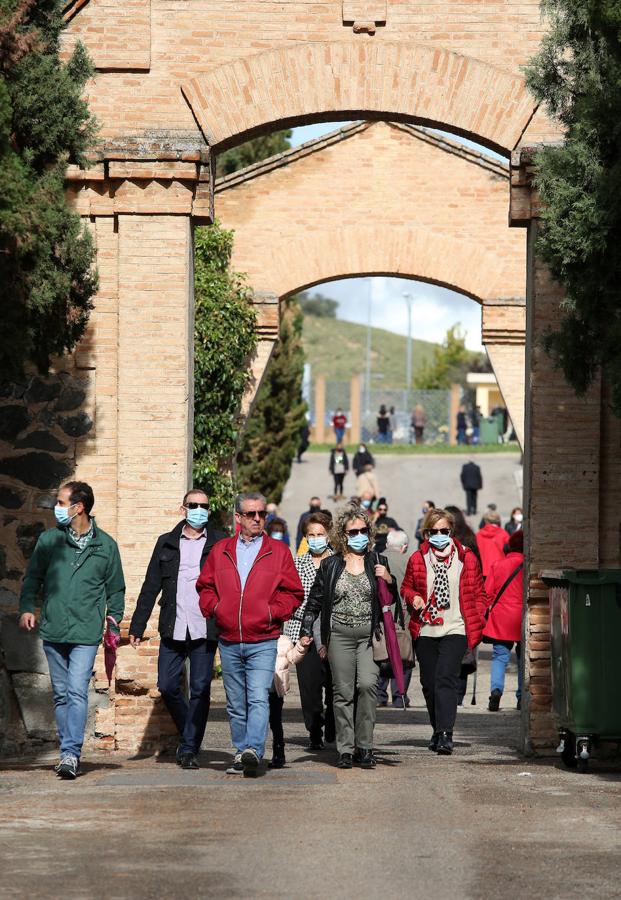 La visita de los toledanos al cementerio, en imágenes