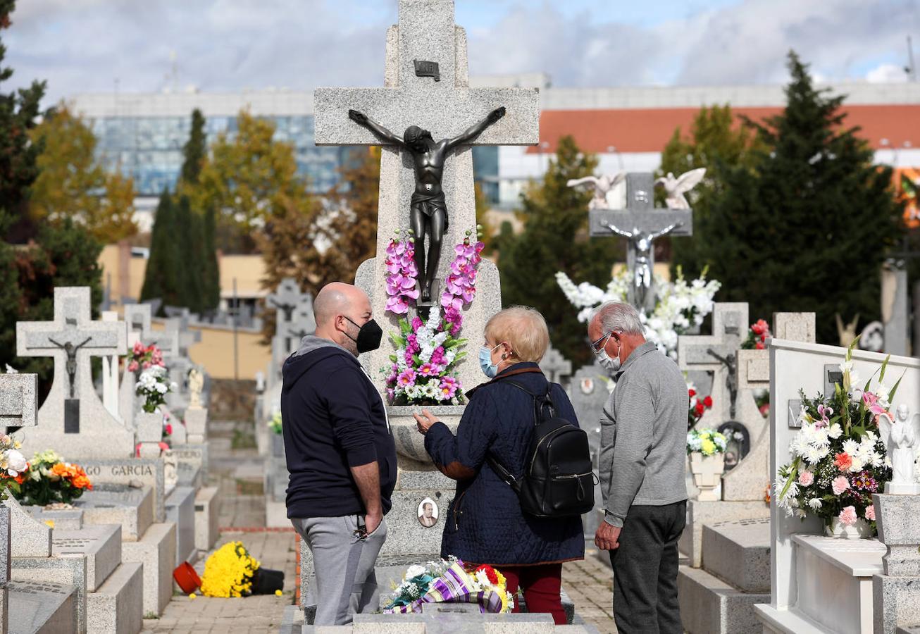 La visita de los toledanos al cementerio, en imágenes