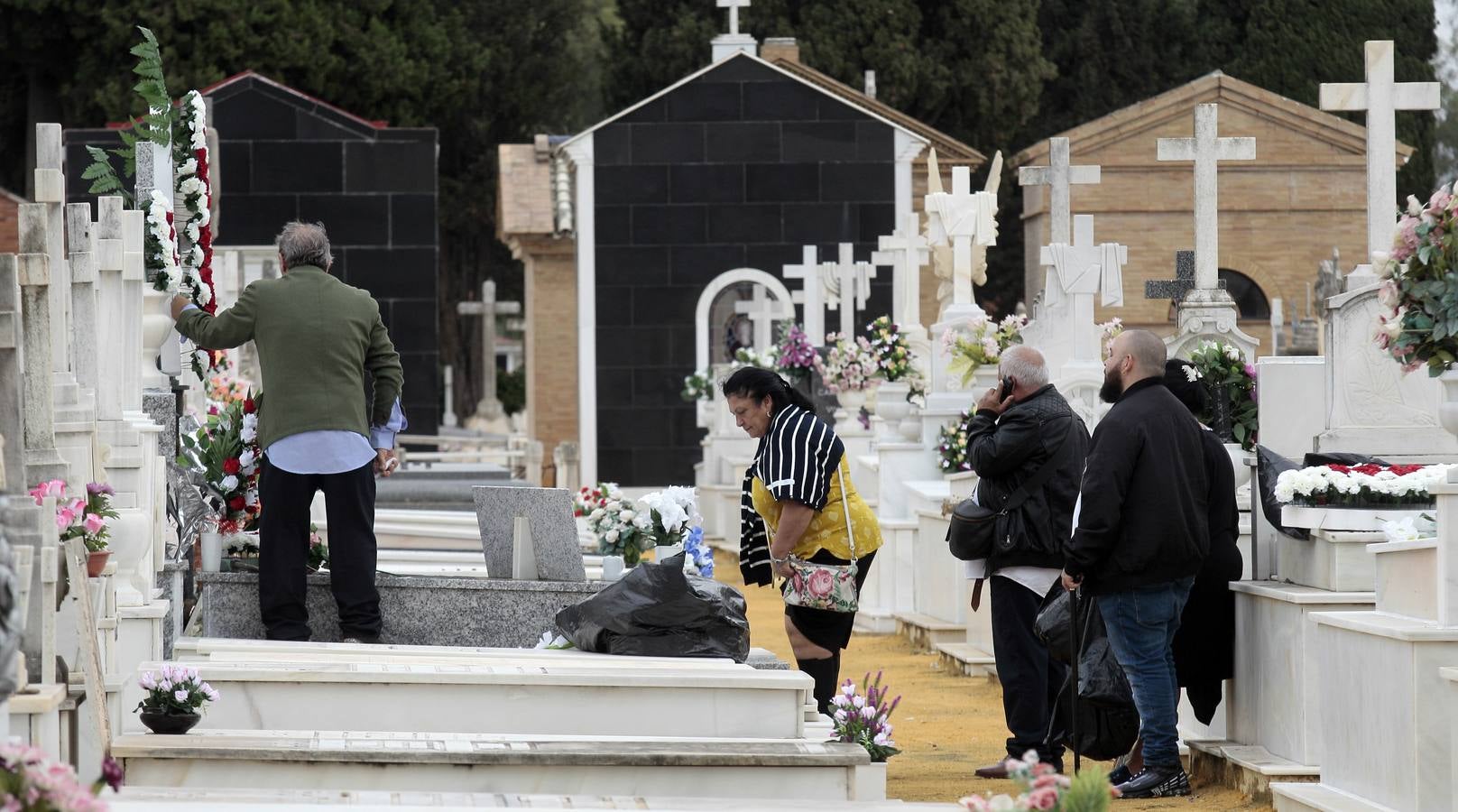 En imágenes, memoria y tradición en el cementerio de Sevilla