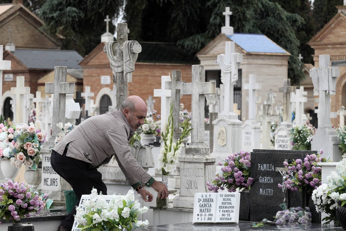 En imágenes, memoria y tradición en el cementerio de Sevilla