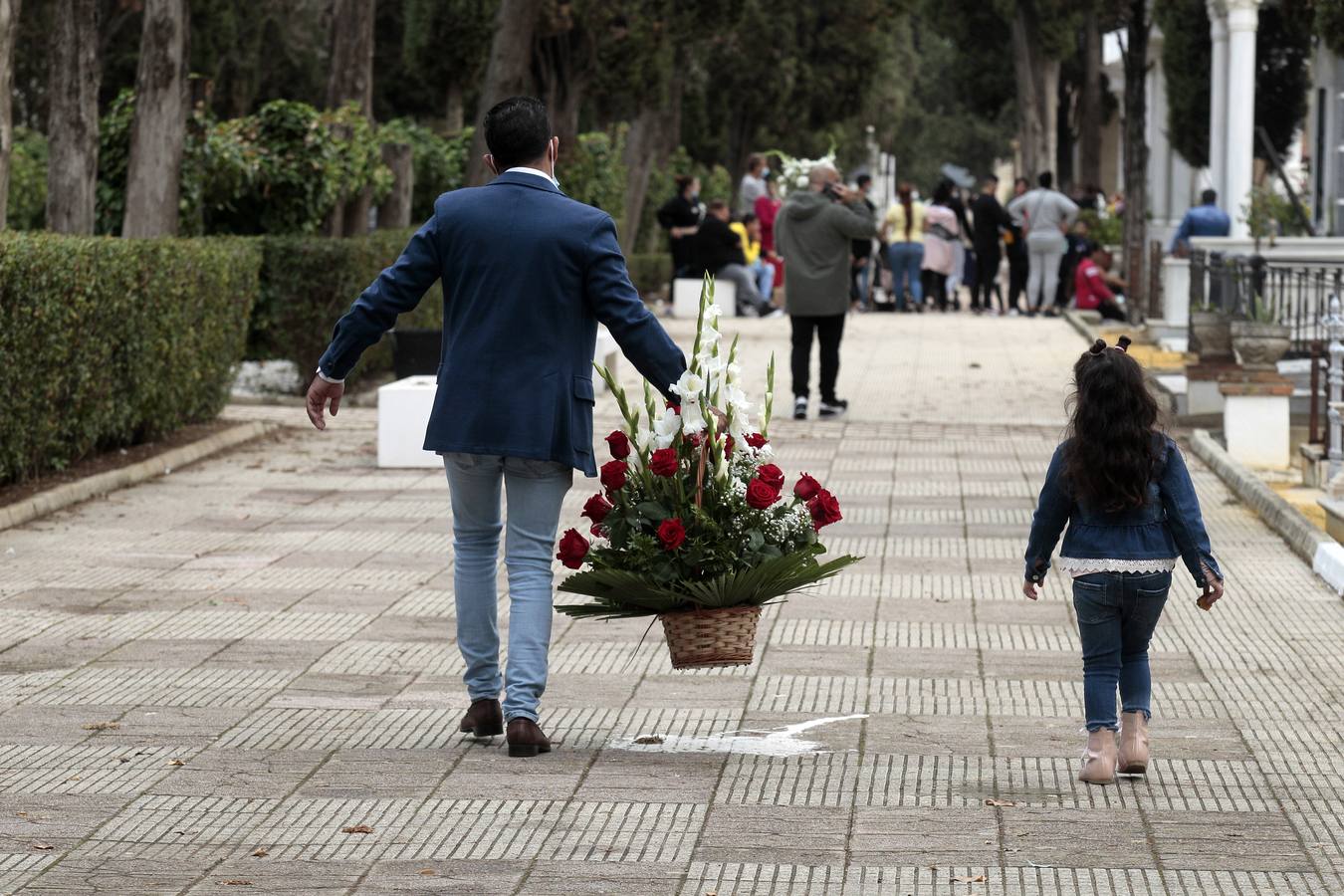 En imágenes, memoria y tradición en el cementerio de Sevilla