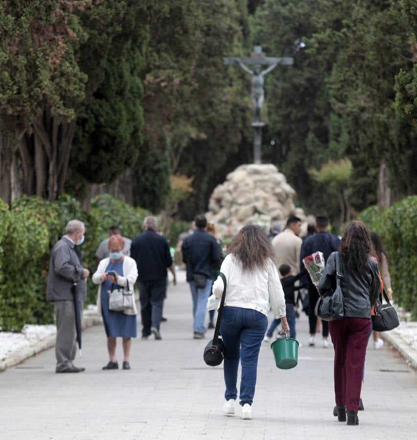 En imágenes, memoria y tradición en el cementerio de Sevilla