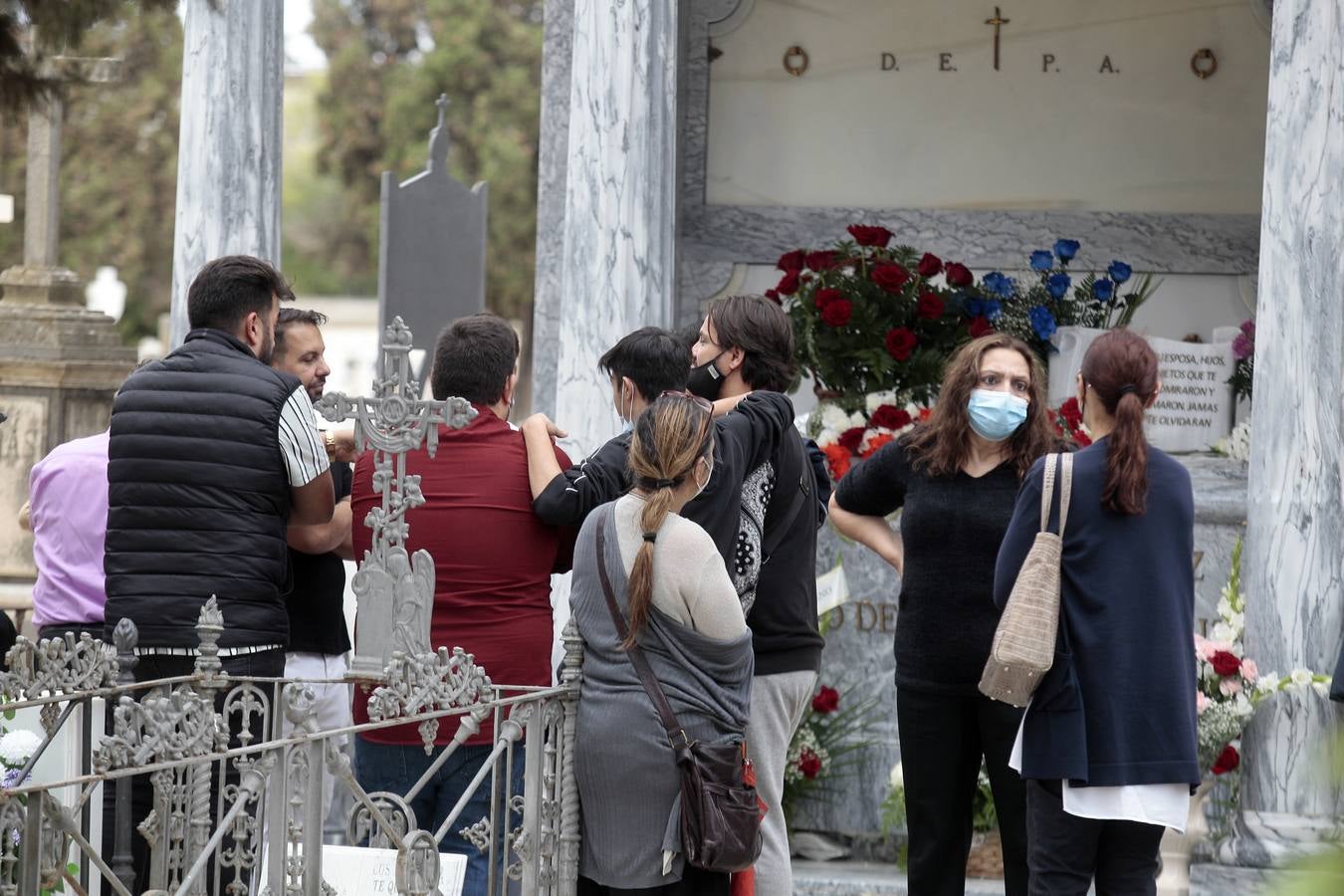 En imágenes, memoria y tradición en el cementerio de Sevilla