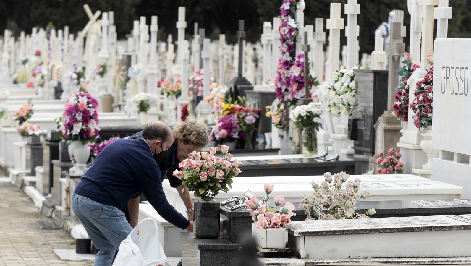 En imágenes, memoria y tradición en el cementerio de Sevilla