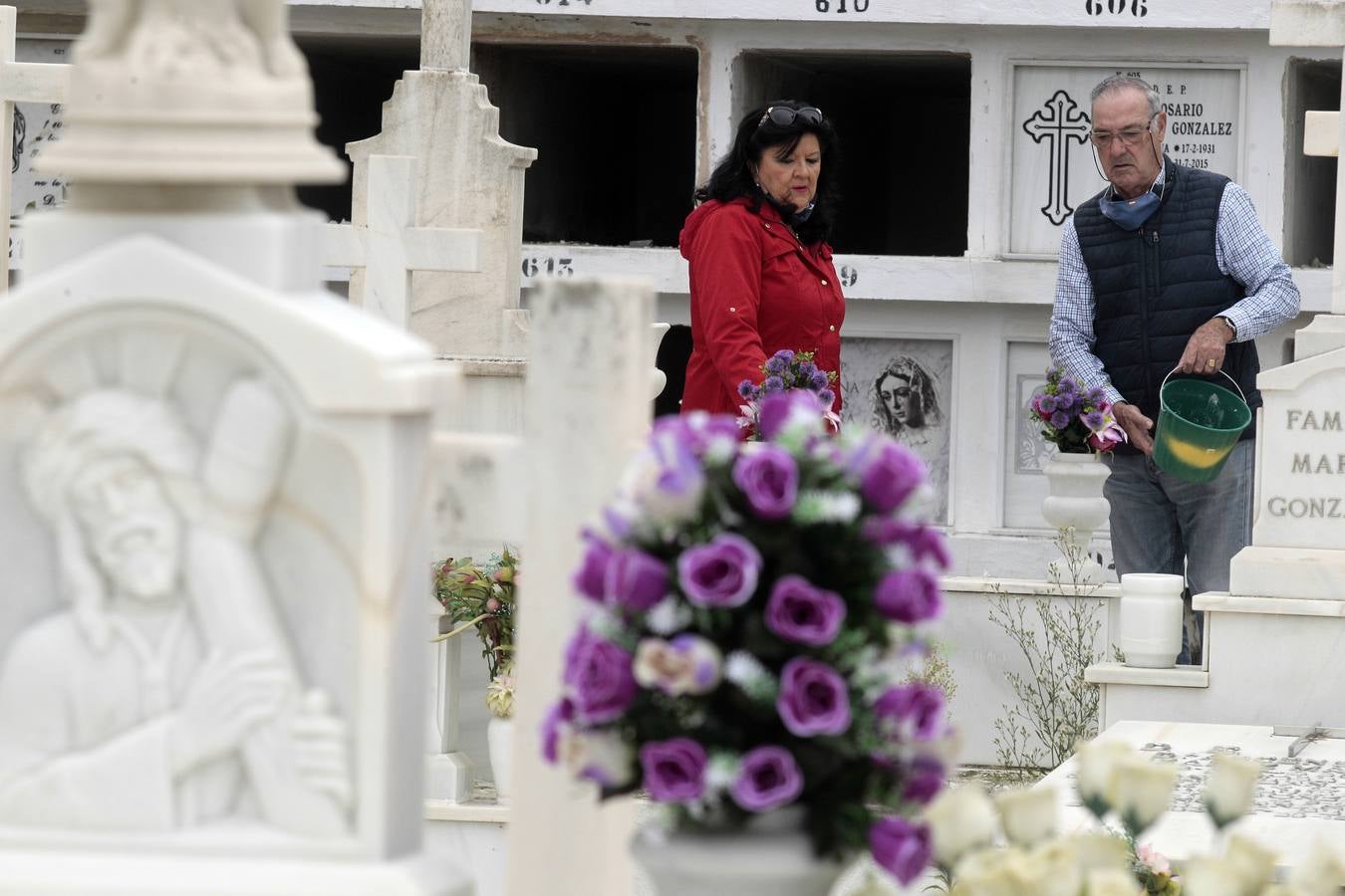 En imágenes, memoria y tradición en el cementerio de Sevilla