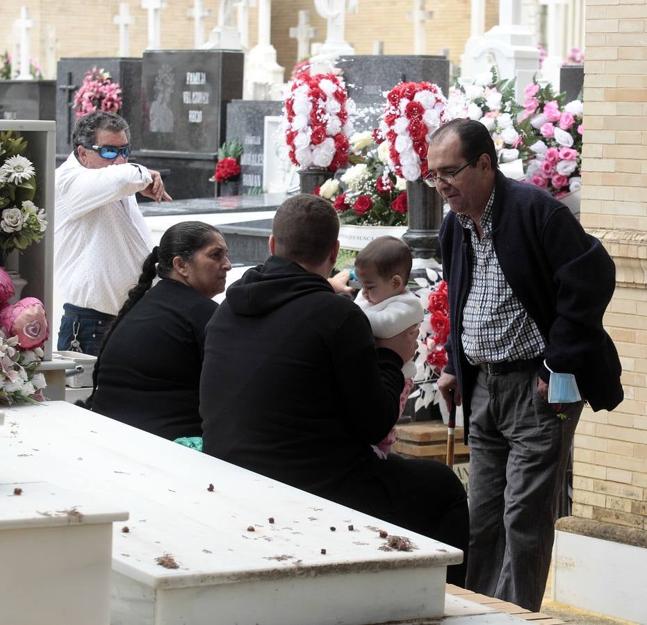 En imágenes, memoria y tradición en el cementerio de Sevilla