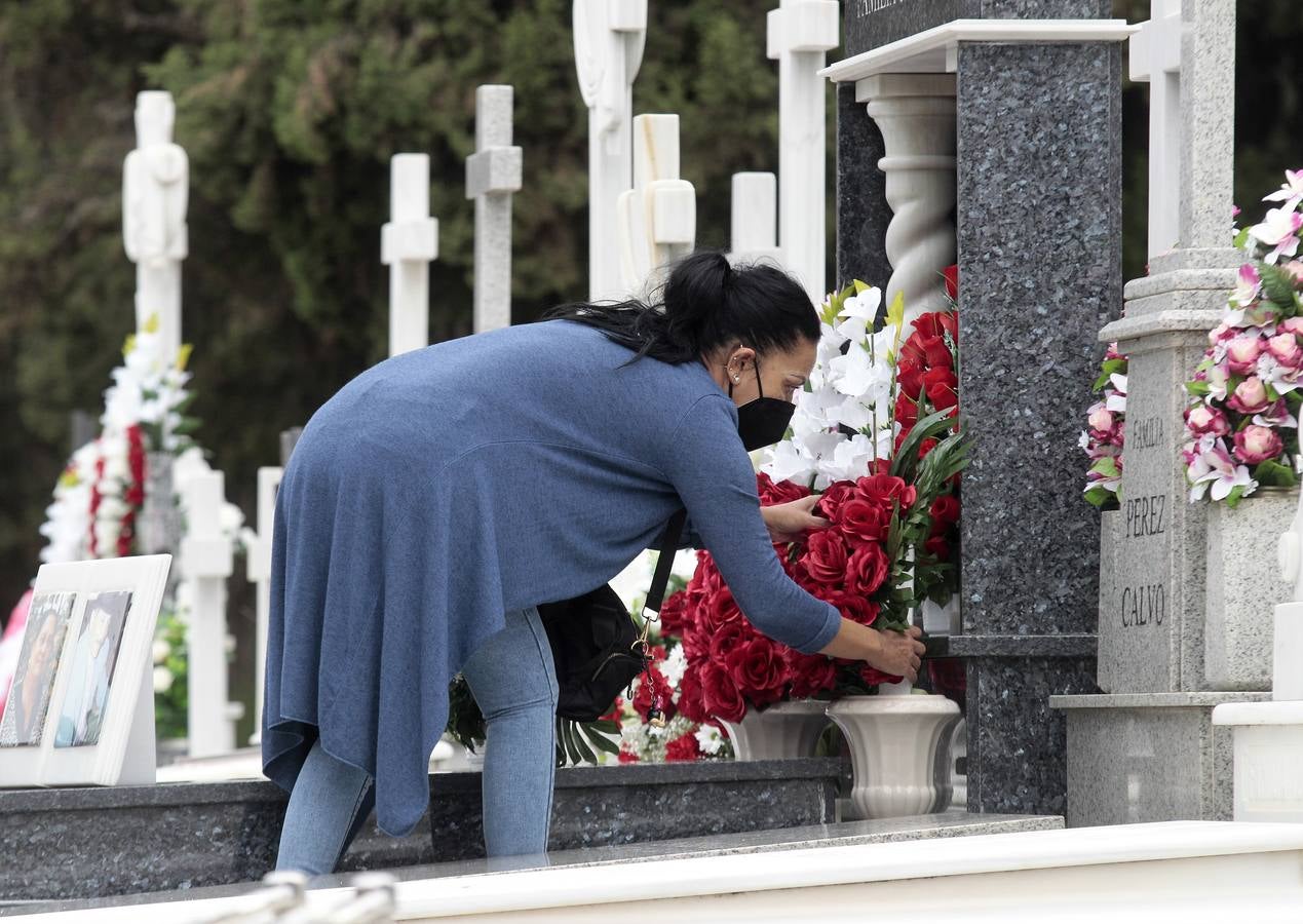 En imágenes, memoria y tradición en el cementerio de Sevilla