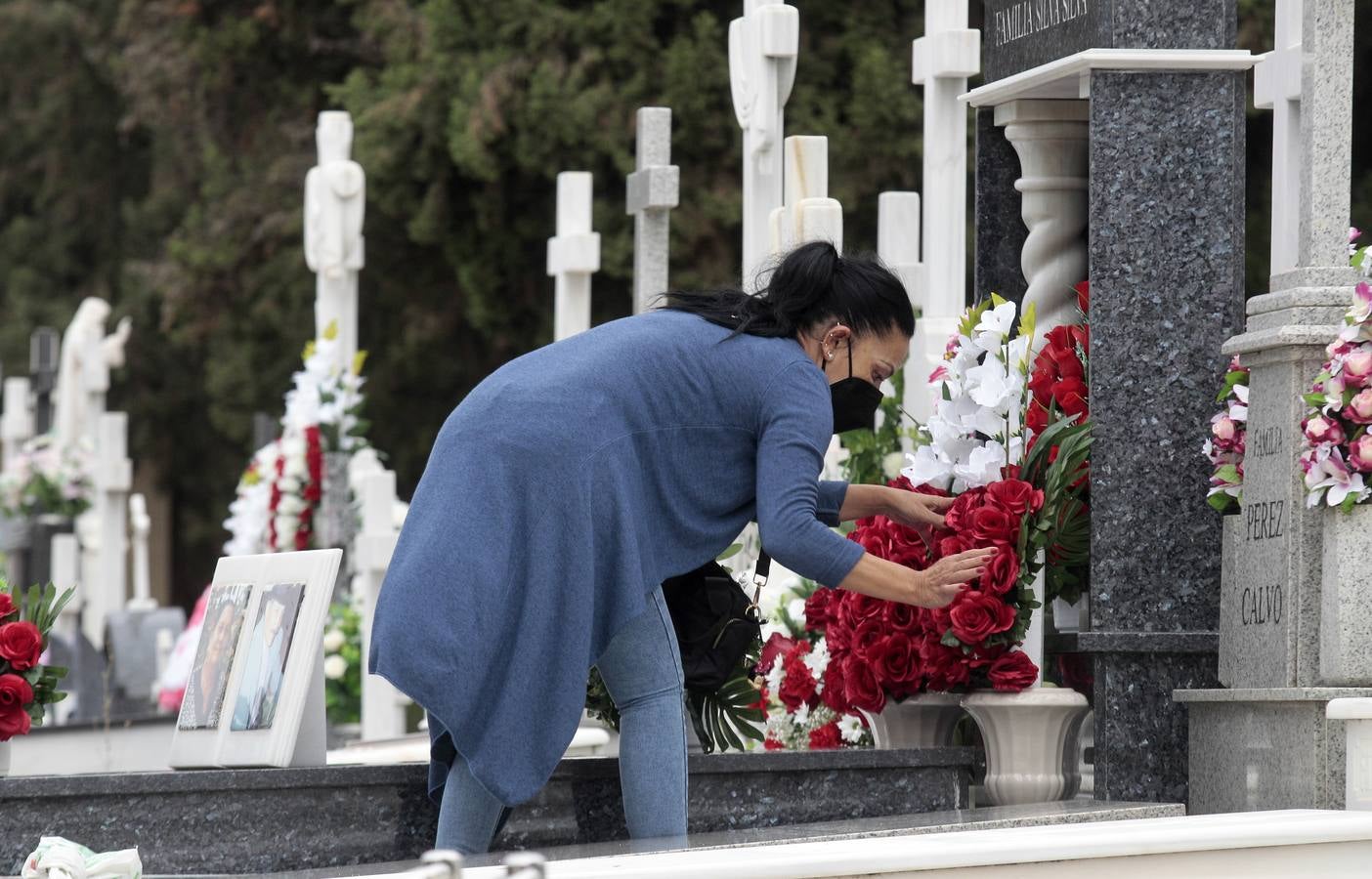 En imágenes, memoria y tradición en el cementerio de Sevilla