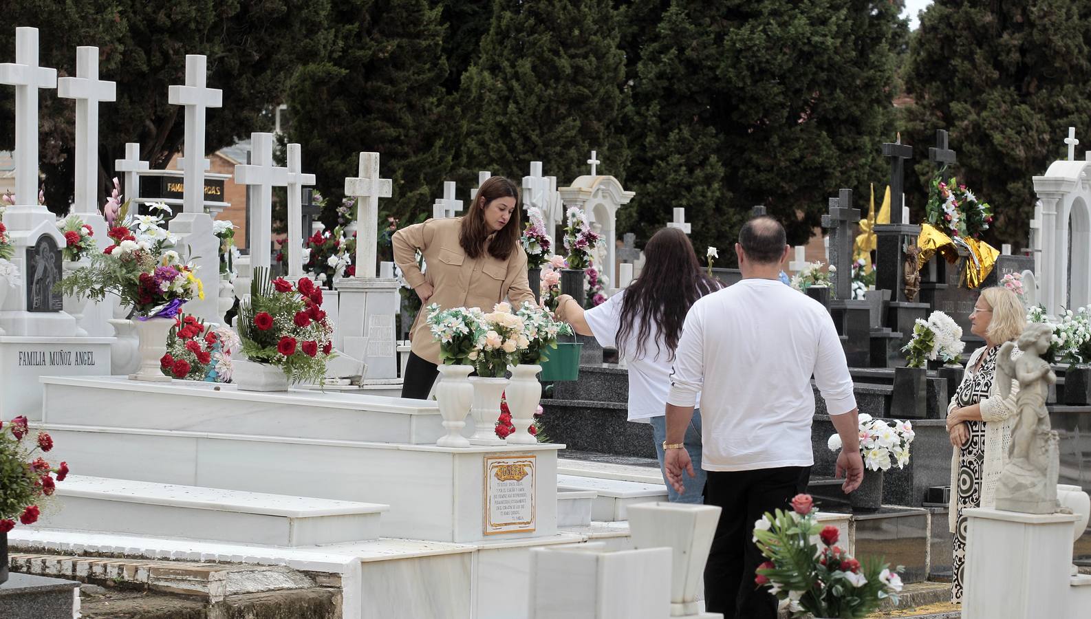 En imágenes, memoria y tradición en el cementerio de Sevilla