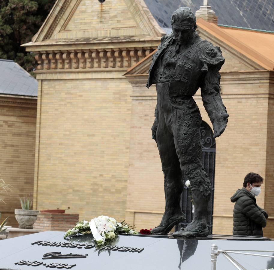 En imágenes, memoria y tradición en el cementerio de Sevilla