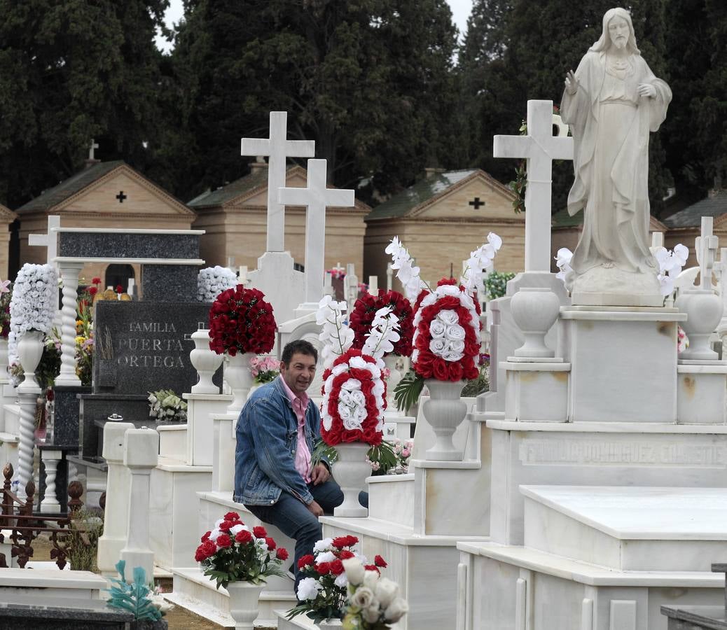 En imágenes, memoria y tradición en el cementerio de Sevilla