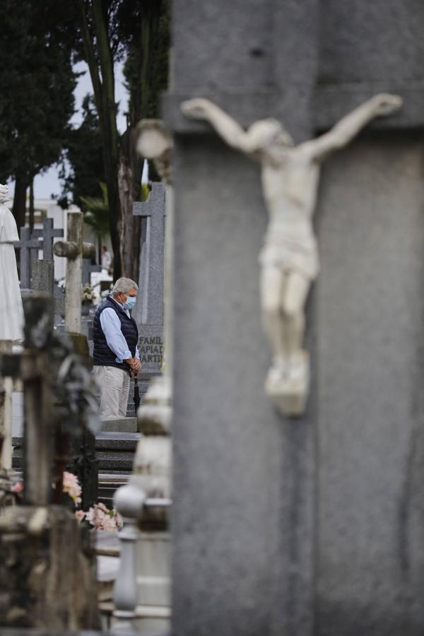 Las visitas a los cementerios el Día de Todos Los Santos en Córdoba, en imágenes