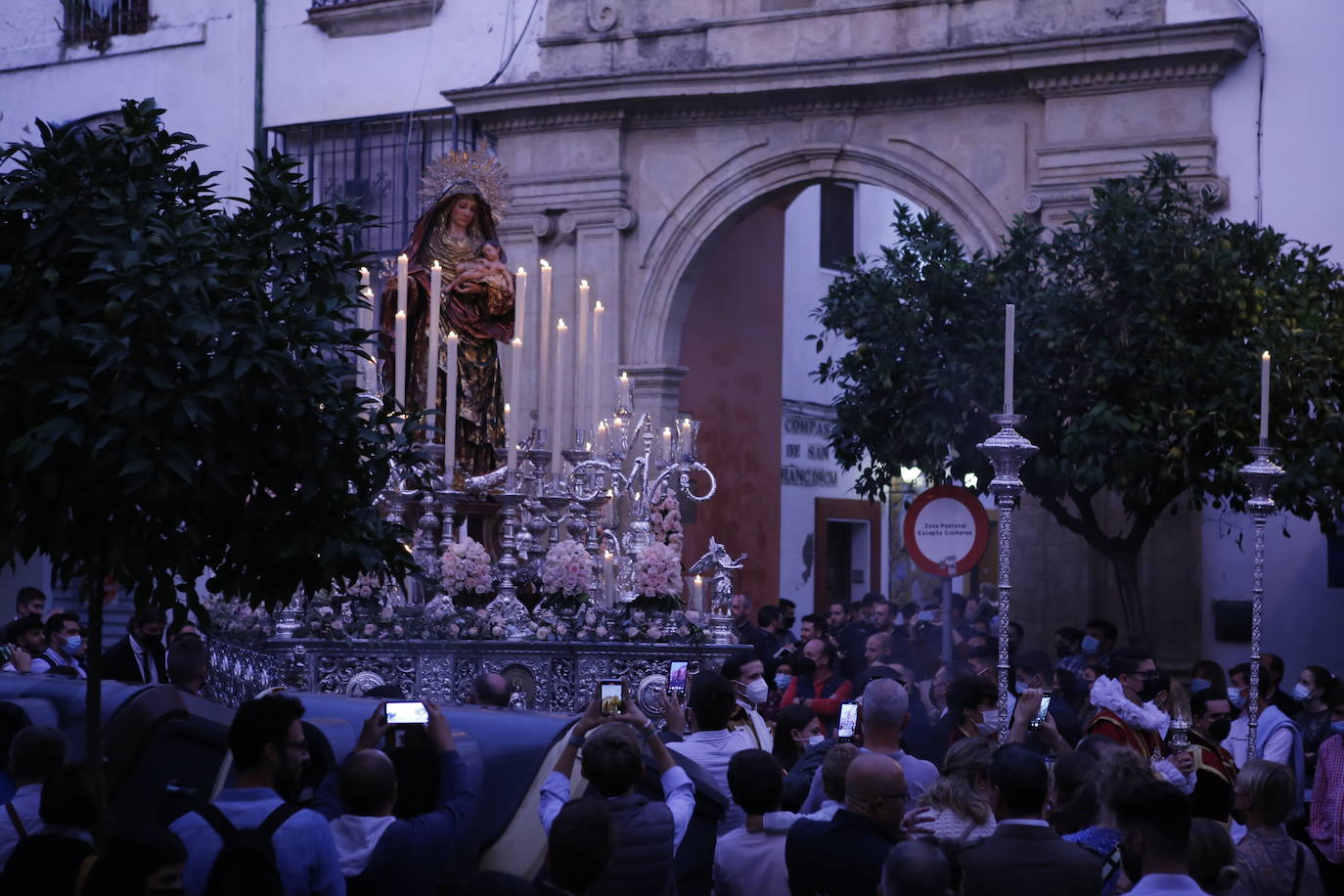 La procesión de la Virgen del Amparo en Córdoba, en imágenes