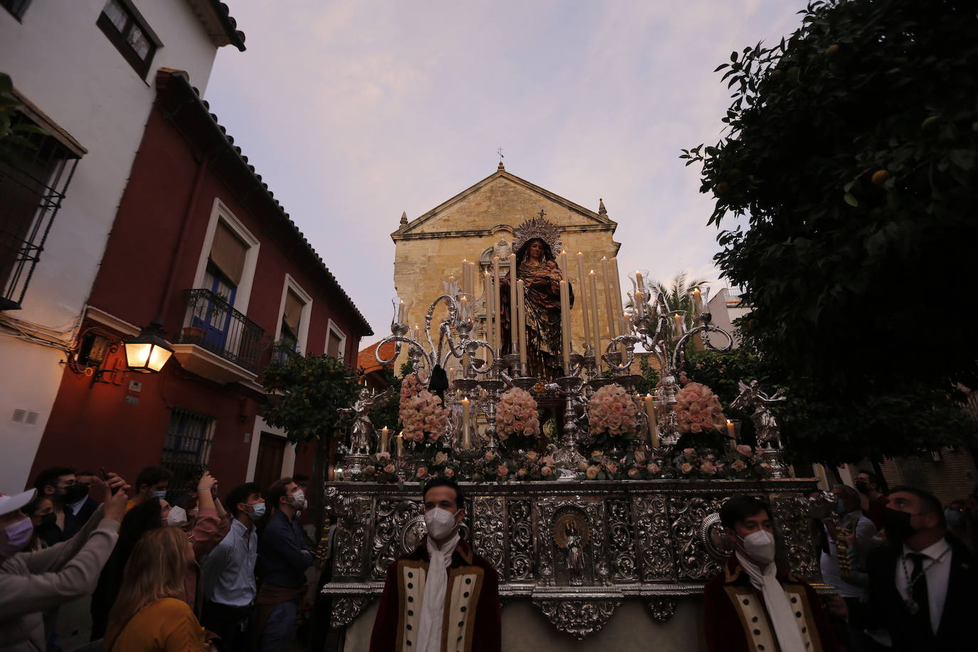 La procesión de la Virgen del Amparo en Córdoba, en imágenes