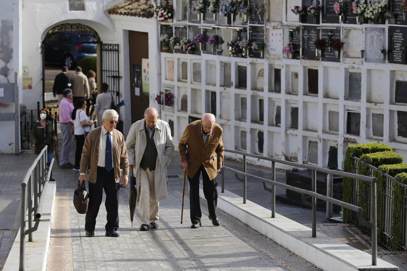 Las visitas a los cementerios el Día de Todos Los Santos en Córdoba, en imágenes