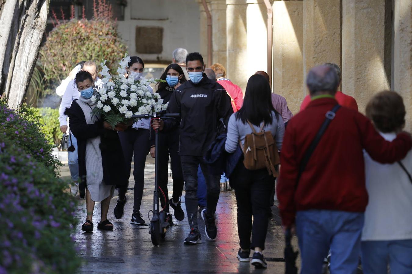 Las visitas a los cementerios el Día de Todos Los Santos en Córdoba, en imágenes