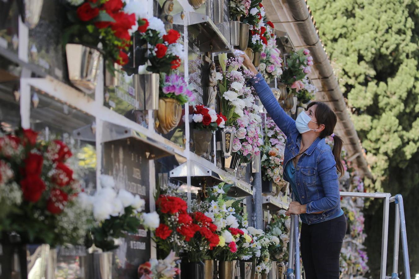 Las visitas a los cementerios el Día de Todos Los Santos en Córdoba, en imágenes