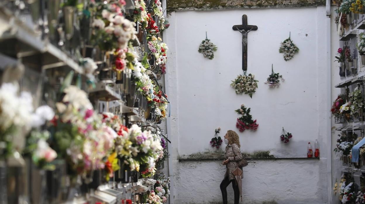 Las visitas a los cementerios el Día de Todos Los Santos en Córdoba, en imágenes