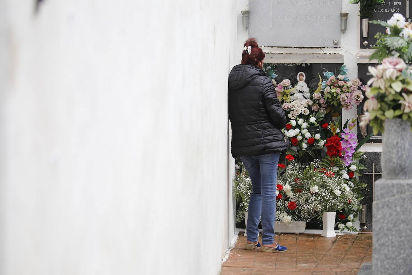 Las visitas a los cementerios el Día de Todos Los Santos en Córdoba, en imágenes