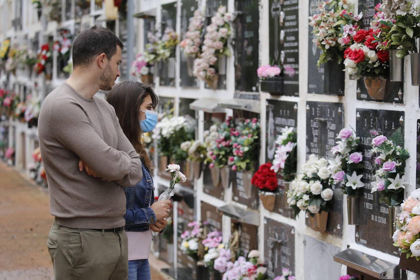 Las visitas a los cementerios el Día de Todos Los Santos en Córdoba, en imágenes